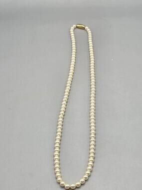 VINTAGE SINGLE STRAND FAUX PEARL BEADED NECKLACE GOLD TONE BARREL TWIST CLASP...